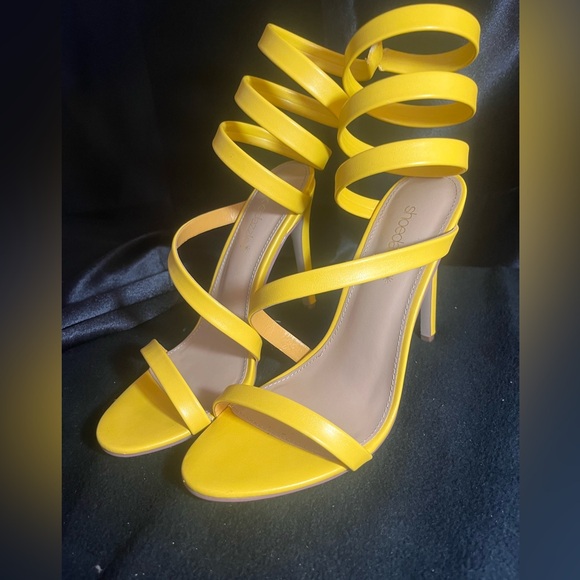 Shoe Dazzle Yellow Strappy Heels - Picture 1 of 4